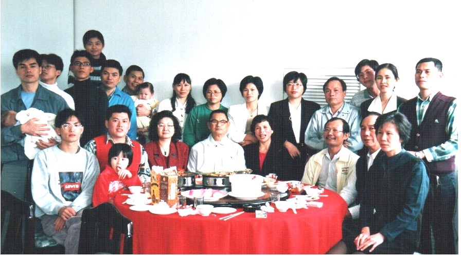 陳江鎮(照片中)育有五男四女，子孫滿堂住於土城區中正路